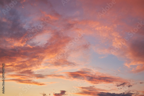 Fototapeta Naklejka Na Ścianę i Meble -  Vibrant Sunset Clouds in a Colorful Evening Sky