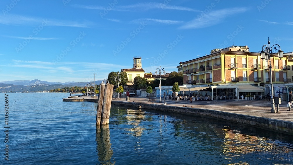 Naklejka premium Lazise, Verona, Italy - November 7, 2024: View of the ancient castle and the city.