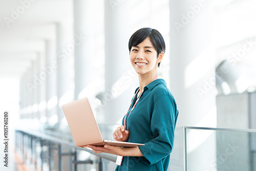 オフィスで働くエンジニアの女性 photo