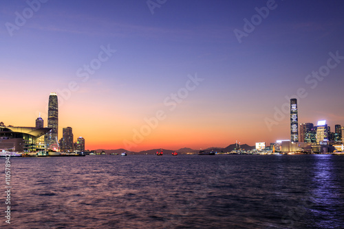 Canvas Print Vibrant Sunset Over Hong Kong's Iconic Skyline and Victoria Harbour