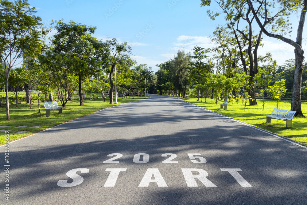Obraz premium 2025, happy new year, start, begin. Pathway in the park with 2025 letters painted and START letters on the surface pathway