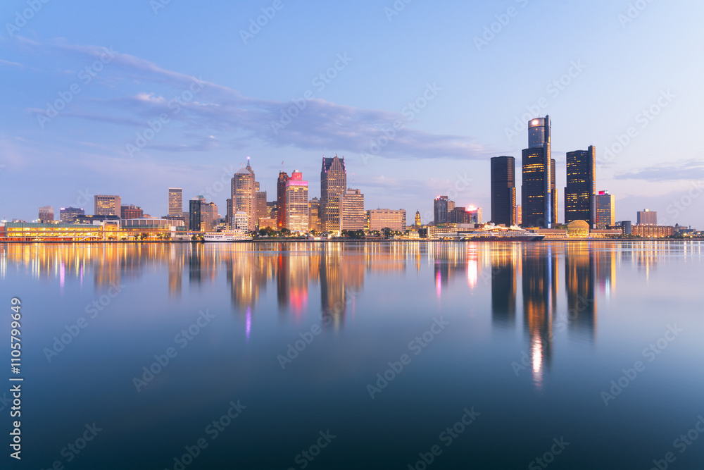 Obraz premium Detroit, Michigan, USA skyline at dawn on the Detroit River