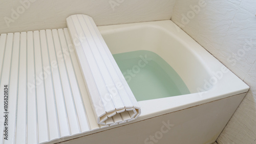 お風呂に溜めたお湯と保温用のフタ