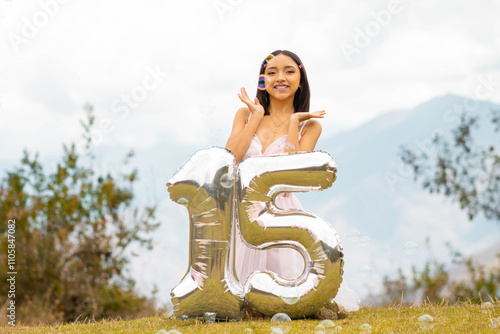 Momentos Vibrantes de una Quinceañera.Letras 3D y Burbujas en un Escenario Natural.aire libre.Momentos Vibrantes de una Quinceañera
