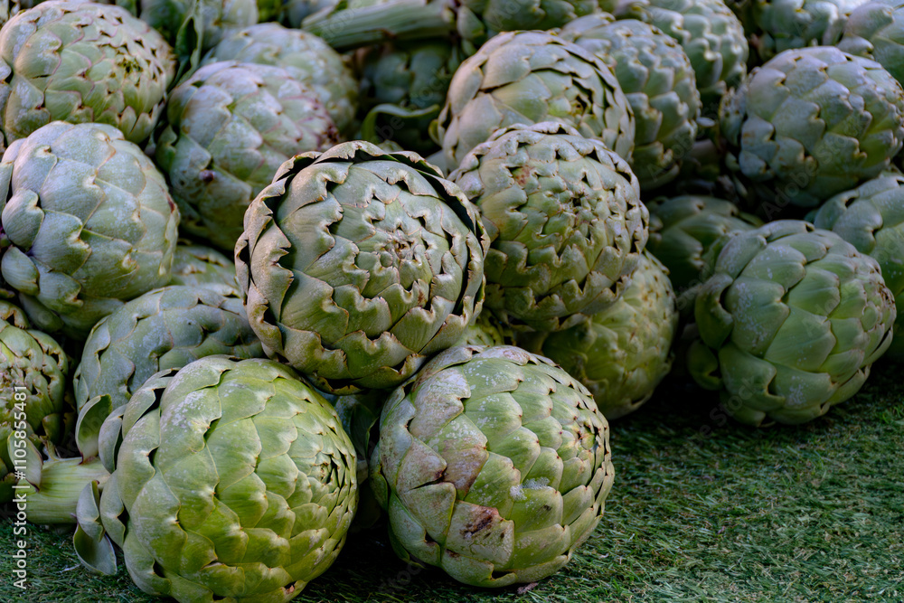 Obraz premium Fresh ripe green organic artichokes heads on local farmers market in Dordogne, France