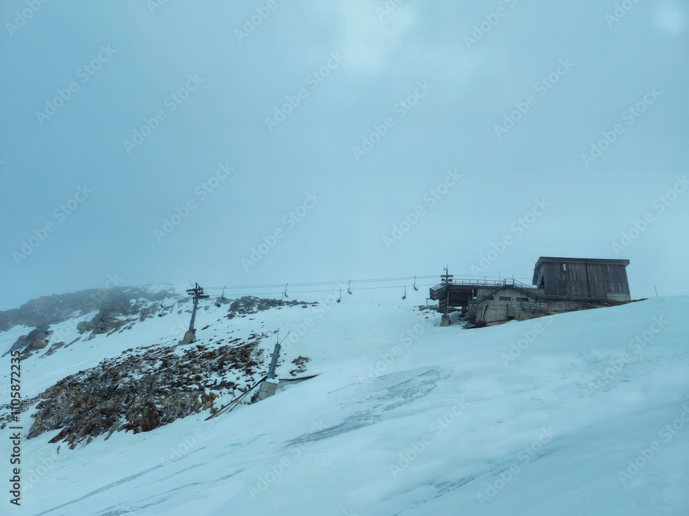 Obraz premium Old chairlift on the mountain glacier snow ice 