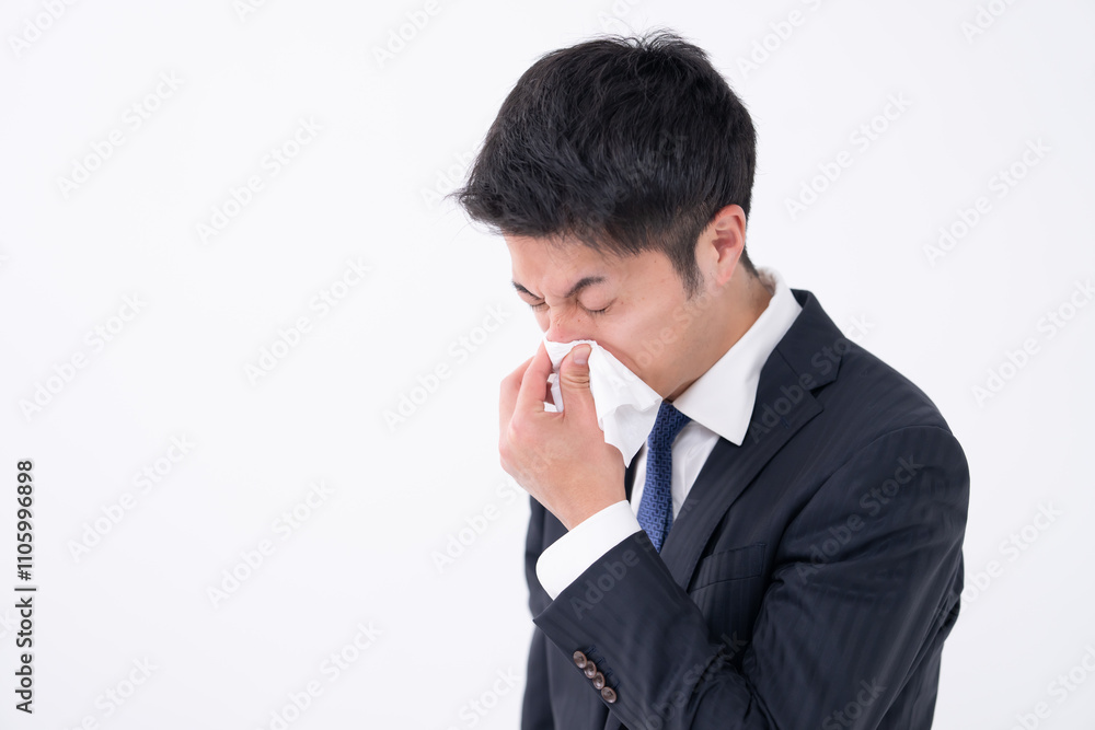 鼻をかむ男性 鼻をかむ男性