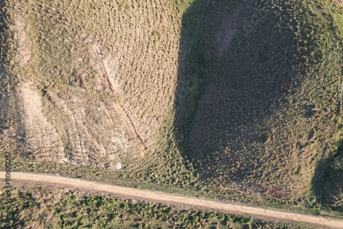 uma estrada em meio às montanhas photo