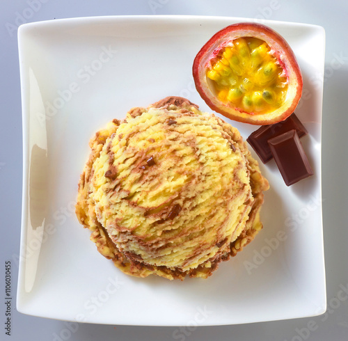 Eis Schokolade mit Passionsfrucht, Schokoladeneis
Passionsfrucht
Eiscreme Dessert
Schokoladeneis mit Frucht
Fruchtiges Eis
Sommerdessert
Eis auf Teller
Schokoladeneis und Passionsfrucht
Exotisches Eis photo