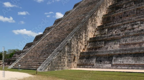 El Castillo Pyramid at Chichén Itzá Under a Bright Mexican Sky