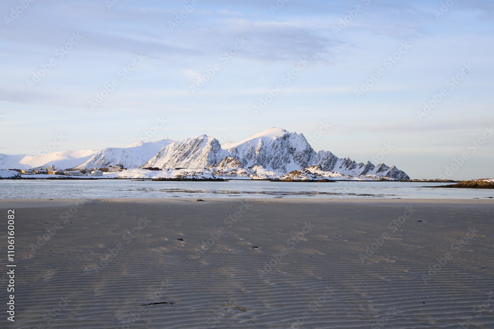 Spiaggia deserta di Andenes all'alba in inverno, a nord dell'isola di Andoya. Norvegia del Nord. Spiaggia deserta di Andenes all'alba in inverno, a nord dell'isola di Andoya. Norvegia del Nord.