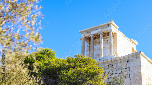 Templo na Acrópole de Atenas, Grécia, destacando-se pela arquitetura clássica e pela grandiosidade histórica. Um ícone da Grécia Antiga, refletindo o legado cultural e arquitetônico