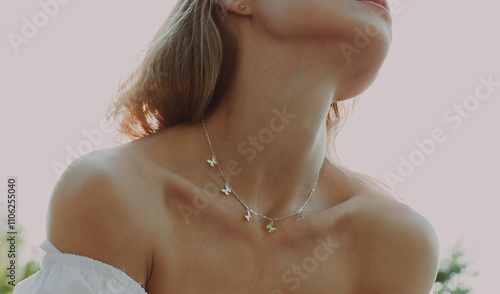 Quadro su tela Beautiful female collarbone and necklace