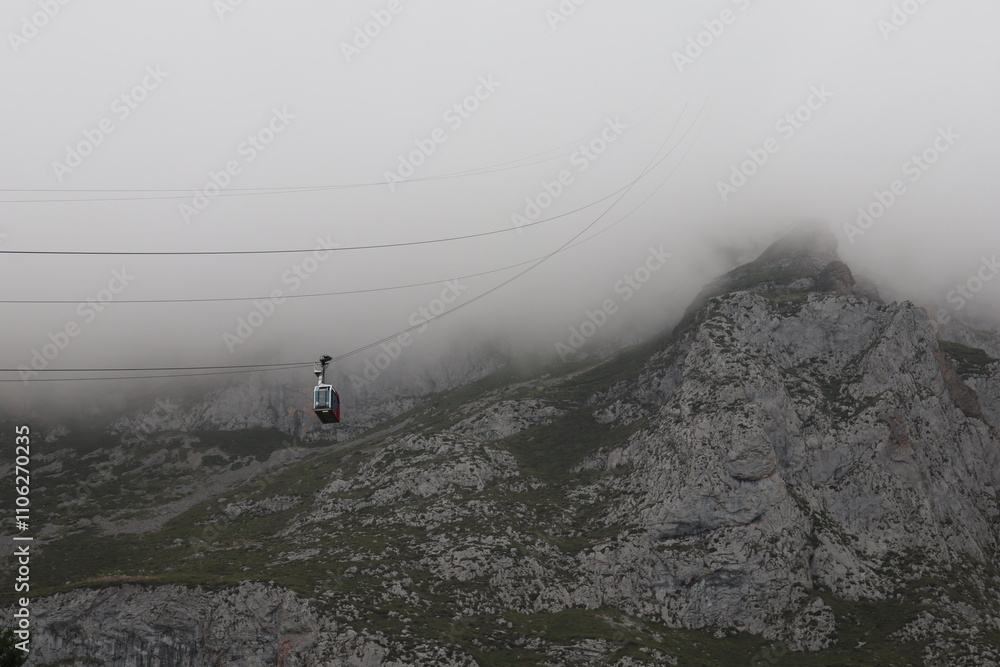 Obraz premium Teleférico saliendo de la niebla. 