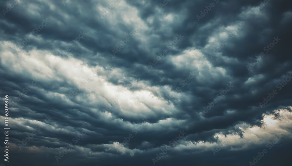 Obraz premium Mystic clouds loom over a deep sky, evoking a sense of wonder.