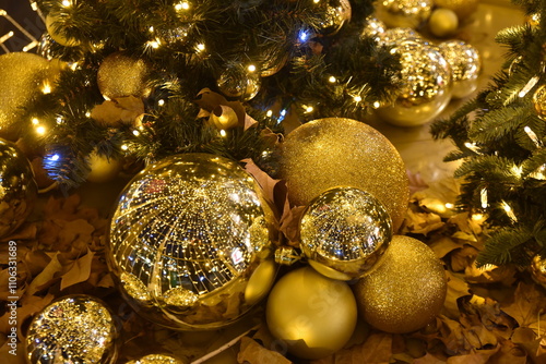  Décoration de boules dorées de Noël