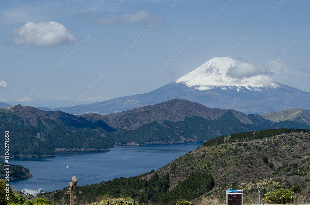 箱根・大観山展望台から眺める芦ノ湖と富士山