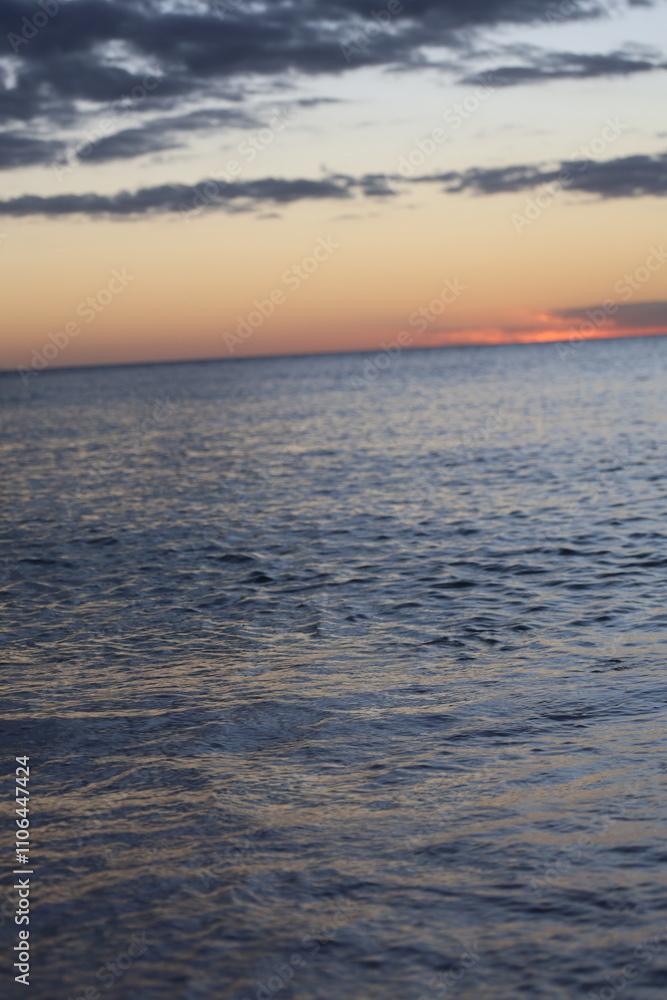 Obraz premium sunset over the ocean evening on sea with small waves