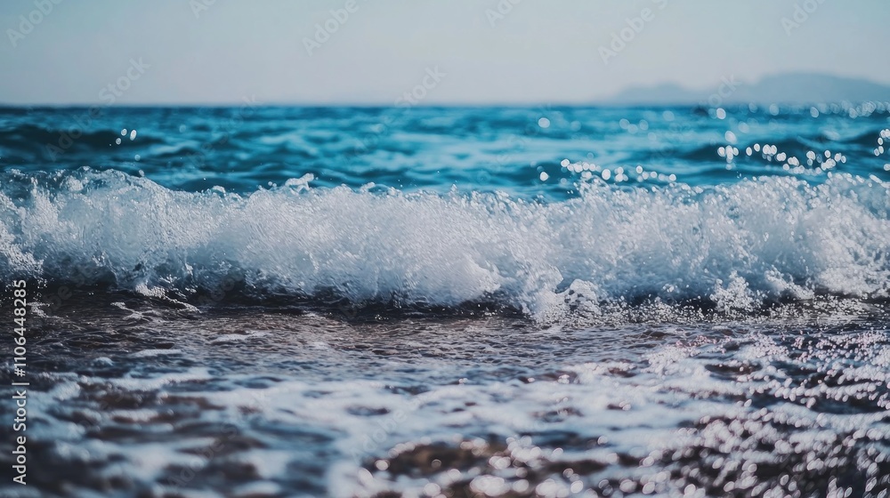 Fototapeta premium Ocean Waves Crashing on a Sunny Beach