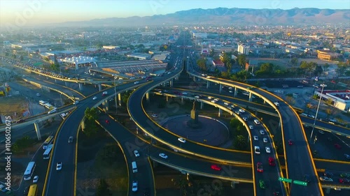 Vista aérea de la ciudad de San Luis Potosí al amanecer con vehículos en circulación 