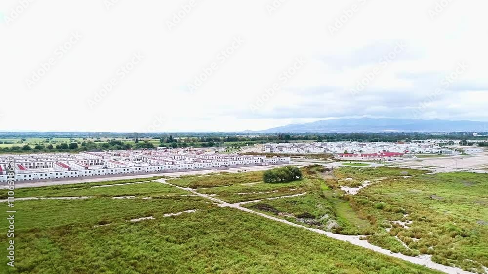 Vista aérea de un paisaje con construcciones habitacionales Vista aérea de un paisaje con construcciones habitacionales