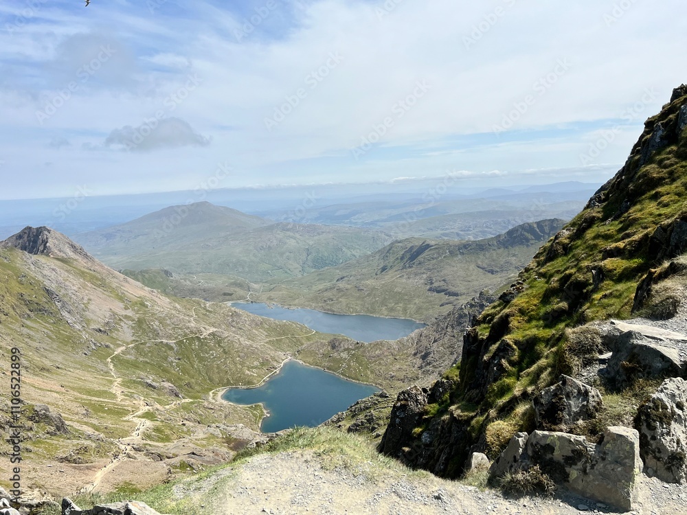 Naklejka premium landscape with lake and mountains from peak