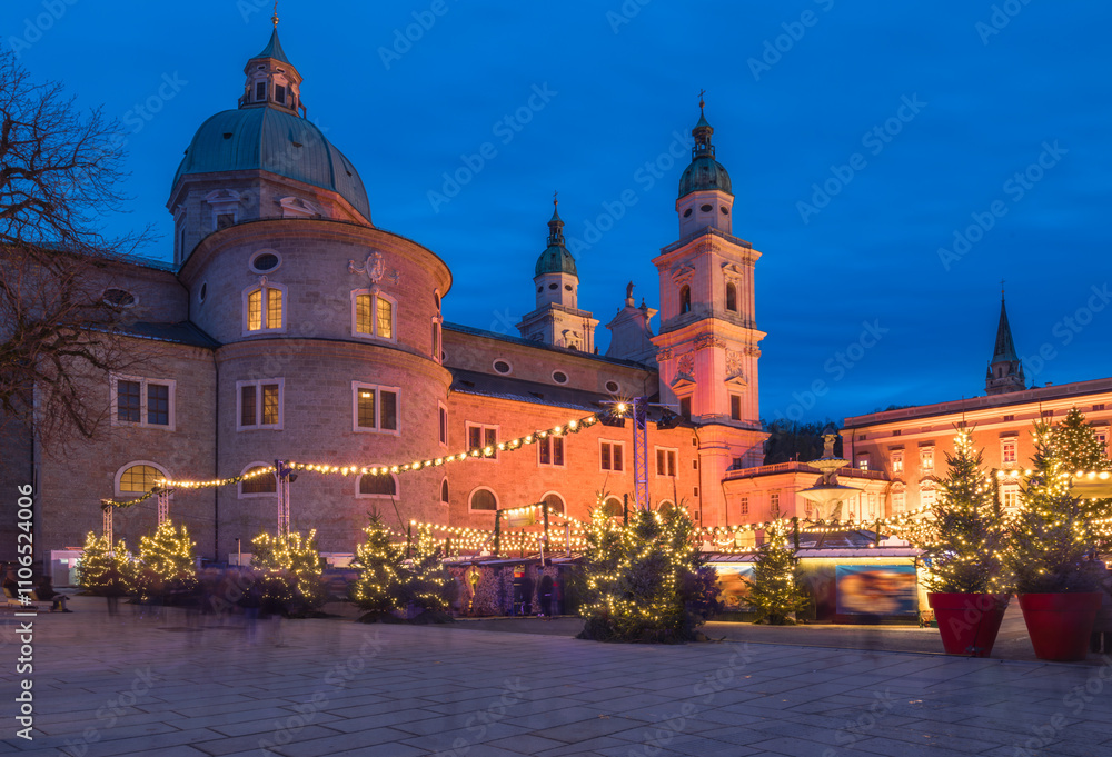 Obraz premium Decorations of Christmas market at Residenzplatz square - Salzburg, Austria