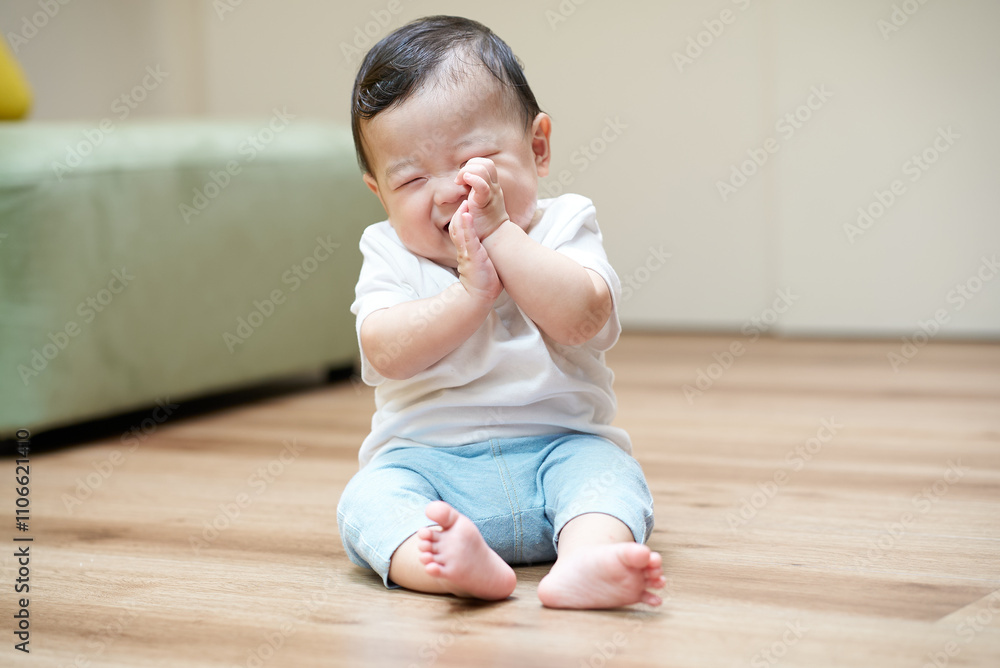 リビングで泣く赤ちゃん リビングで泣く赤ちゃん