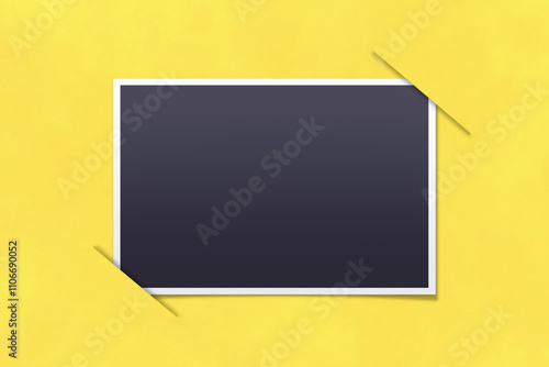 黄色い切り込みにはまった長方形の写真フレーム
