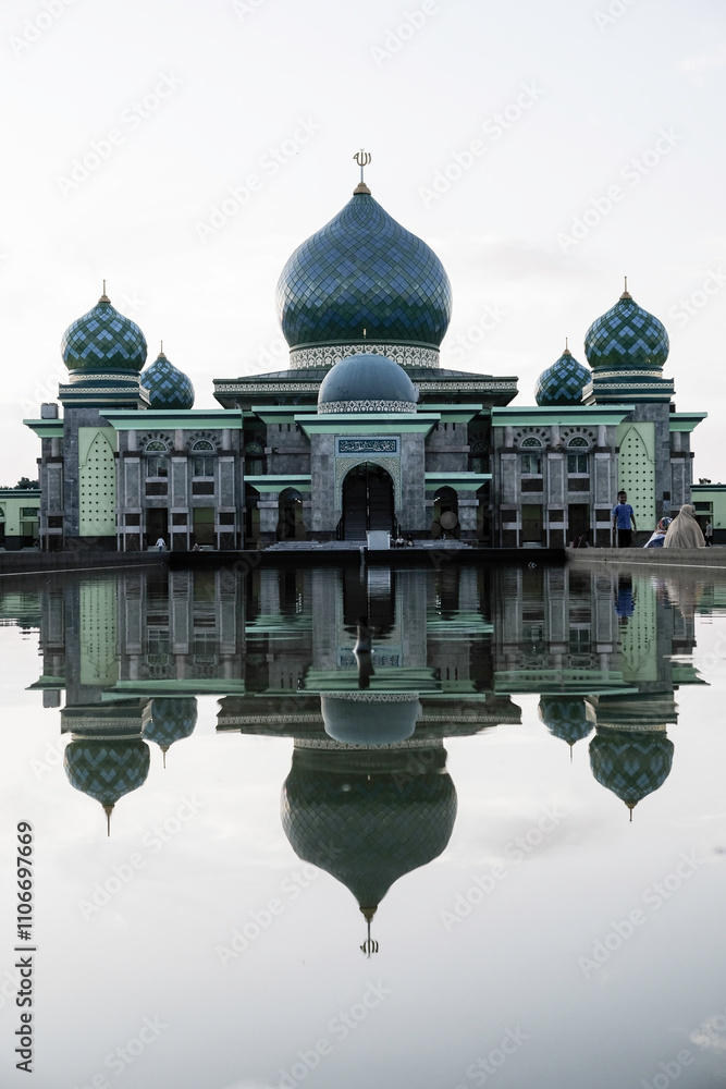Fototapeta premium Pekanbaru, Indonesia - Oct 26, 2024: An-Nur Great Mosque is the largest mosque in Pekanbaru and has an architectural style that combines Malay, Arabic, Turkish and Indian.