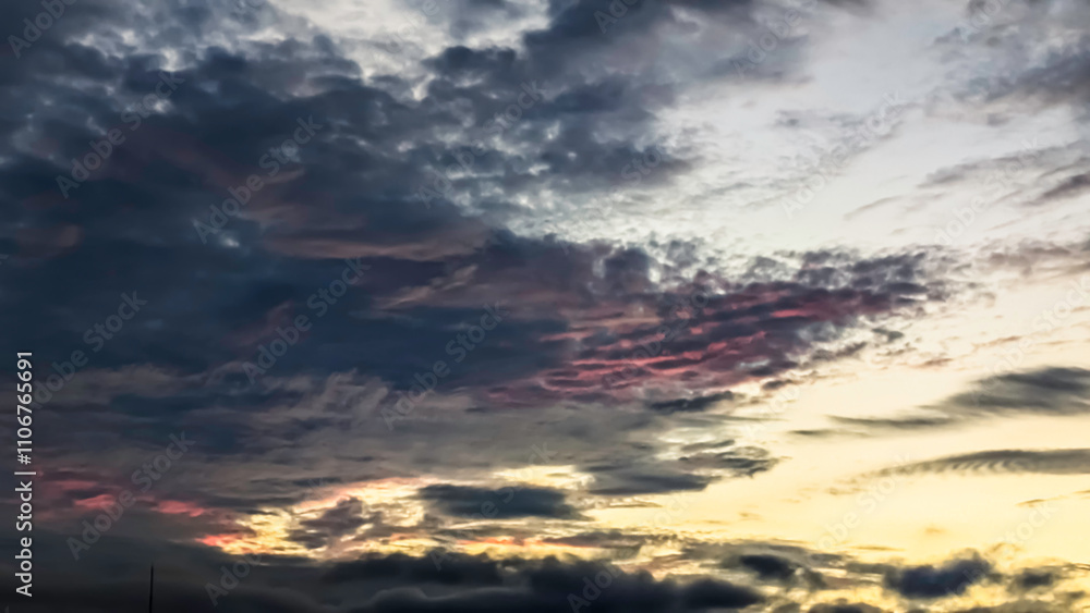 Obraz premium 朝焼けの赤く染まった雲