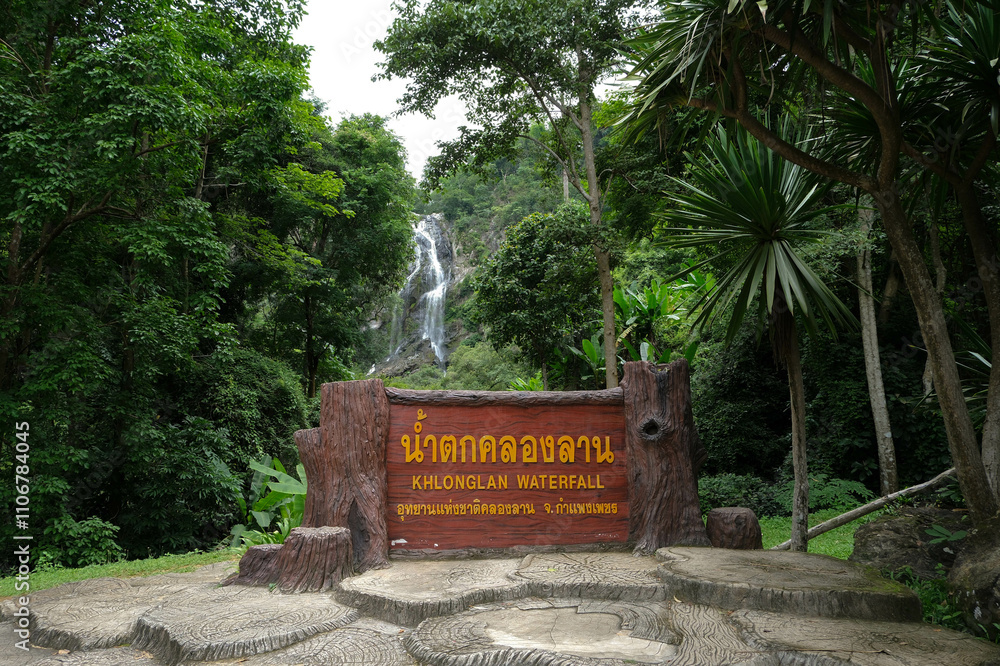 Fototapeta premium Khlong Lan Waterfall Sign, Kamphaeng Phet