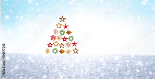 Weihnachtsbaum aus Sternen mit Schnee