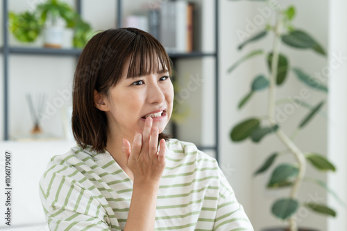 歯が痛い若い女性 photo