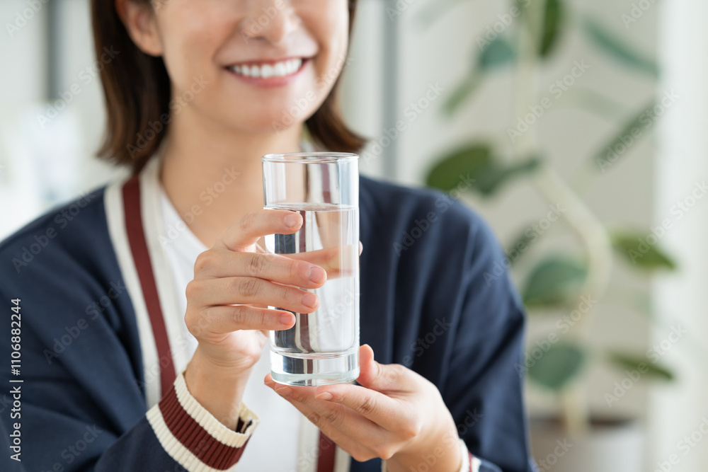 ミネラルウォーターを飲む若い女性 ミネラルウォーターを飲む若い女性