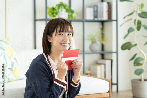 Foto 通帳を見る若い女性