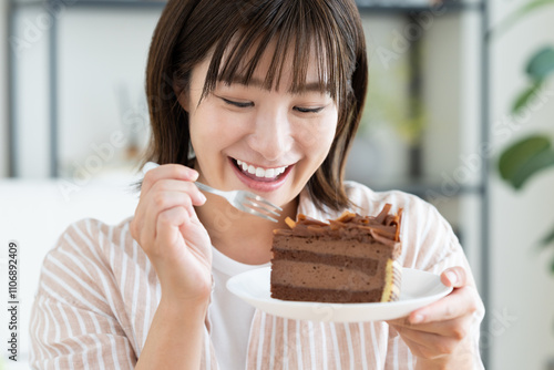 チョコレートケーキを食べる若い女性 photo