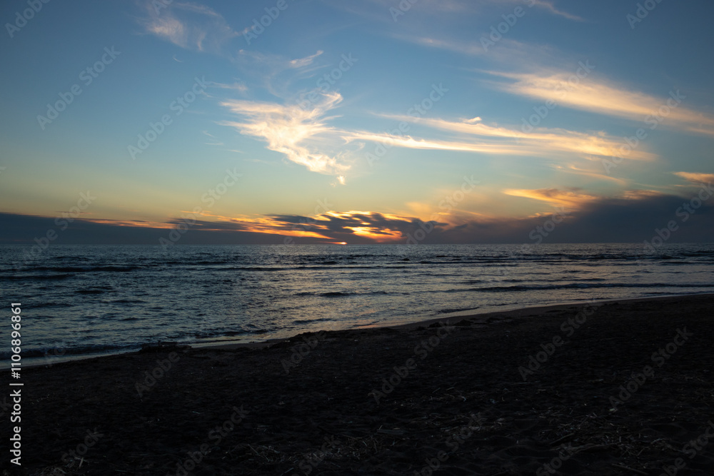 Fototapeta premium 夕暮れの海と美しい夕焼け空 