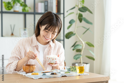 朝食を食べる若い女性 photo