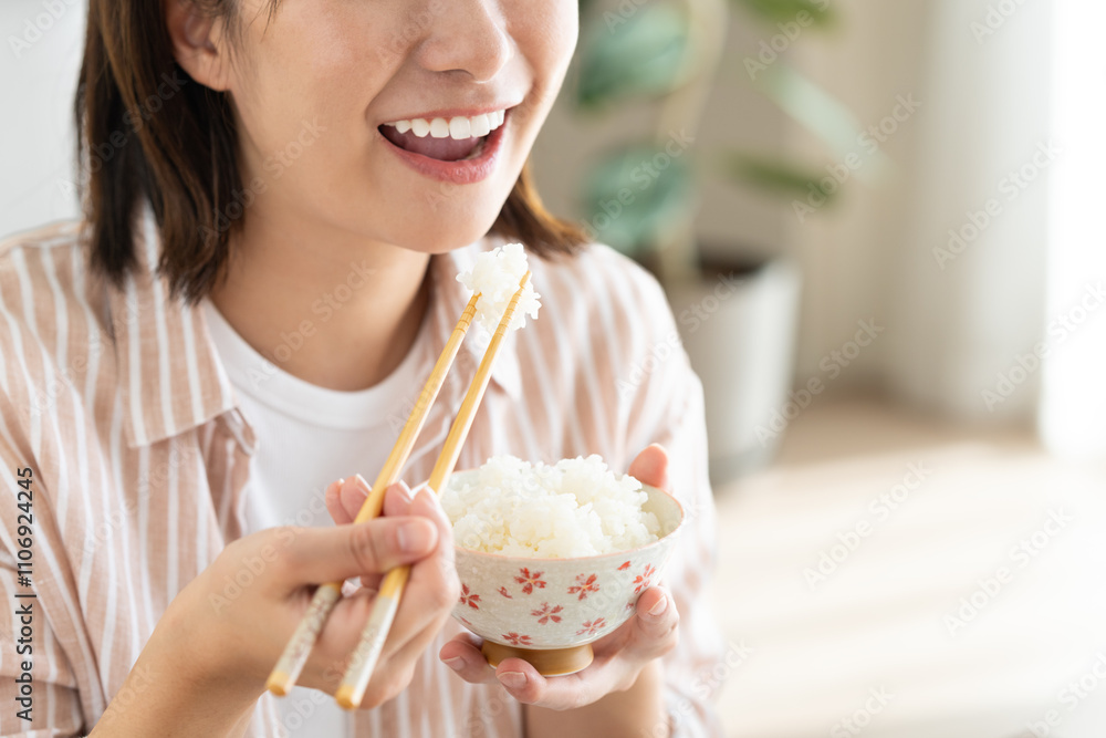 ごはんを食べる若い女性