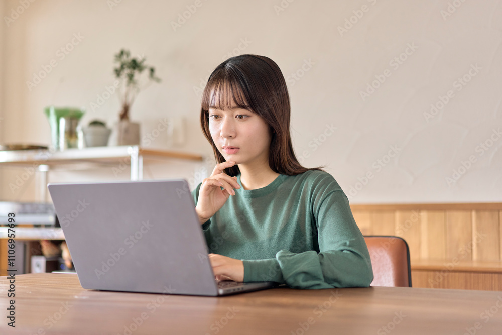 パソコン作業をしている若い女性。 パソコン作業をしている若い女性。