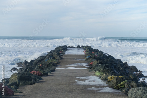 Digue avec des rochers colorés à Anglet