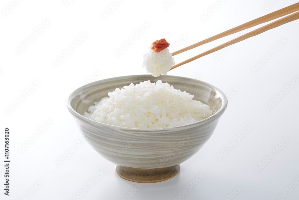 茶碗に盛られた白ご飯_白バック 茶碗に盛られた白ご飯_白バック