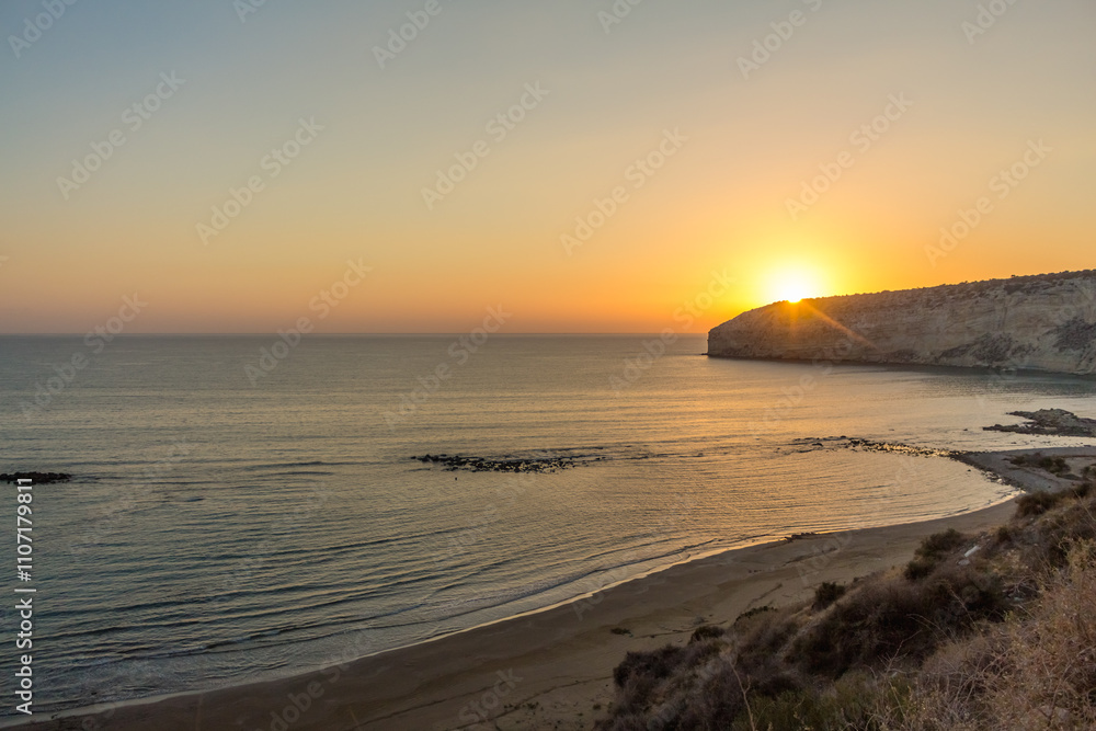 Obraz premium Sunset at Zapallo Bay: Twilight with Sun Setting Behind Mountain