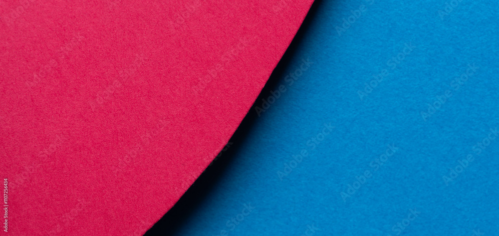 重なった赤色と青色の画用紙