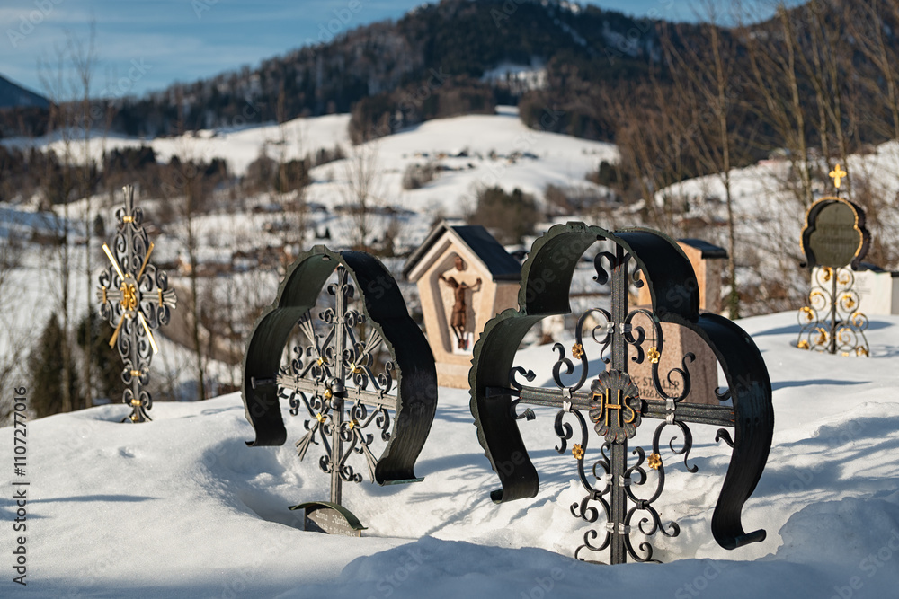 Grabkreuze auf einem Friedhof im Schnee
