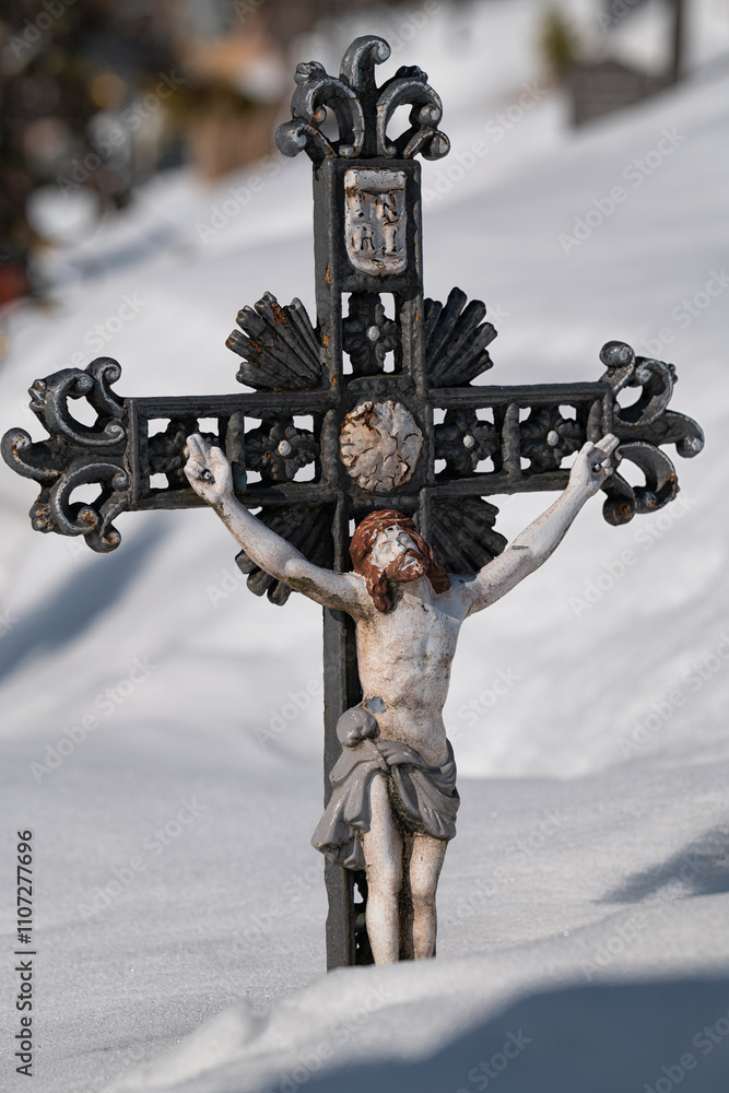 Grabkreuze auf einem Friedhof im Schnee