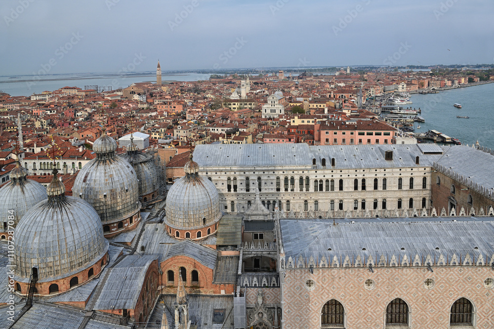 Blick vom Campanile auf Venedig