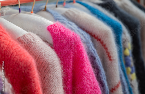 Obraz na płótnie Herbst und Winter Saison für Mohair Strickpullover und Mohair Stickjacken auf einem Kleiderständer w salonie