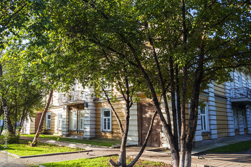 Obraz premium Architecture of a building in Irkutsk during the autumn season. Irkutsk city, historical building. 